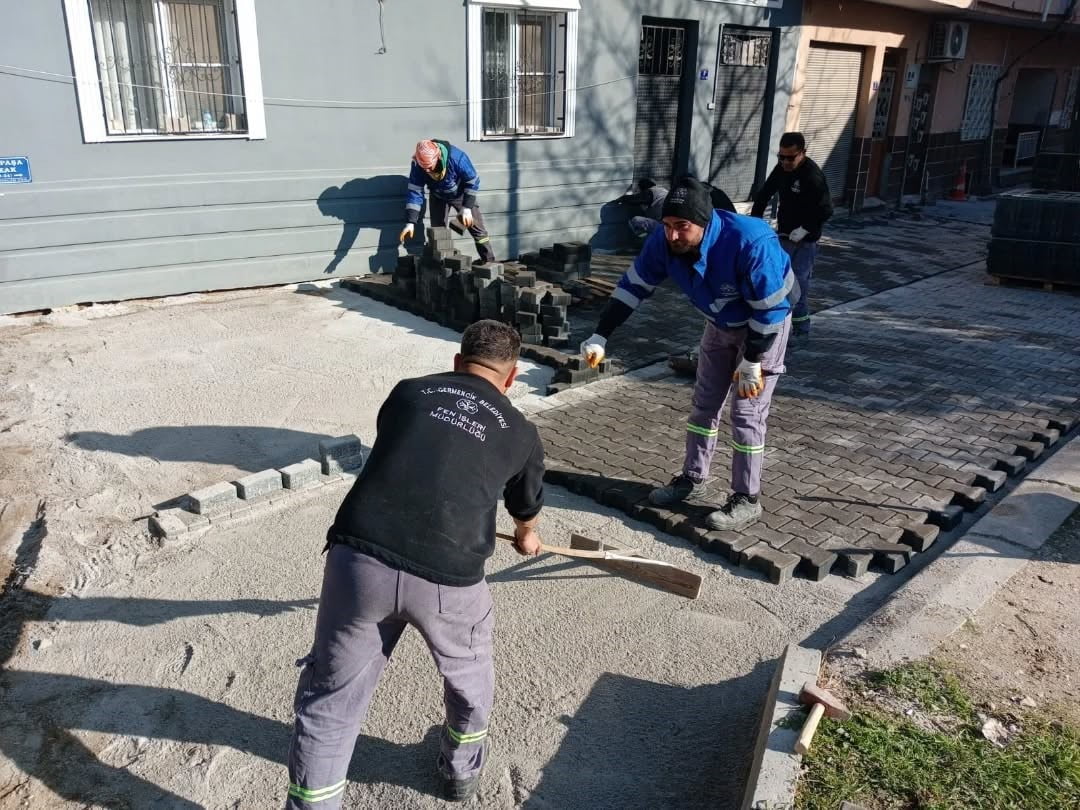 GERMENCİK BELEDİYESİ EKİPLERİ TARAFINDAN İSTASYON MAHALLESİ’NDE YÜRÜTÜLEN ÇALIŞMALARDA KİLİT PARKE...