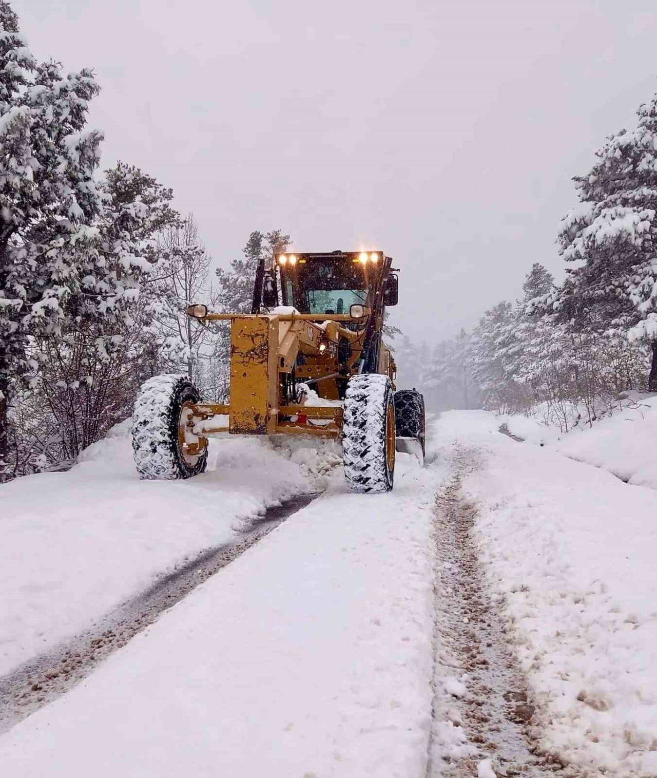 GİRESUN'DA ETKİLİ OLAN KAR YAĞIŞI NEDENİYLE ULAŞIMA KAPANAN 152 KÖY YOLUNUN AÇILMASI İÇİN...