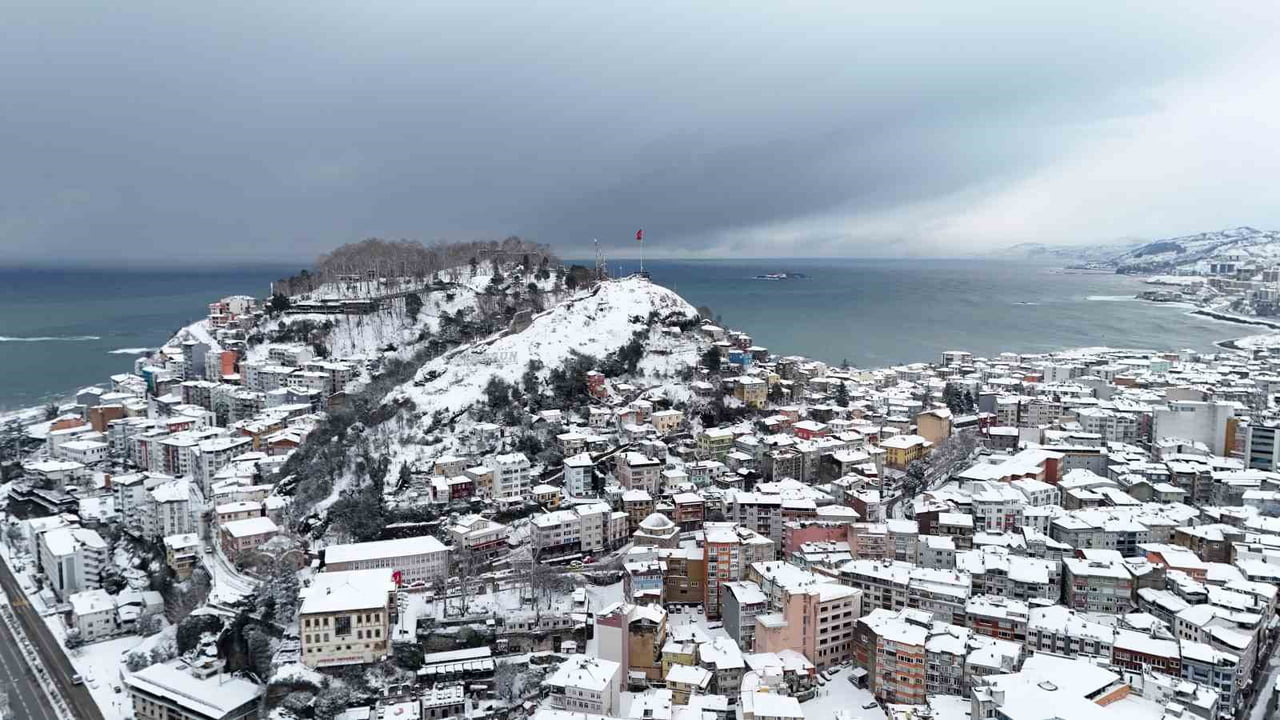 GİRESUN'DA ETKİLİ OLAN KAR YAĞIŞININ ARDINDAN ŞEHİR BEYAZ ÖRTÜYLE KAPLANIRKEN, ORTAYA ÇIKAN...