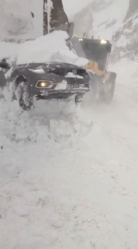 GİRESUN'UN EĞRİBEL GEÇİDİ’NDE ETKİLİ OLAN KAR YAĞIŞI VE TİPİ, NEDENİYLE KAR ALTINDA KALAN BİR ARAÇ...