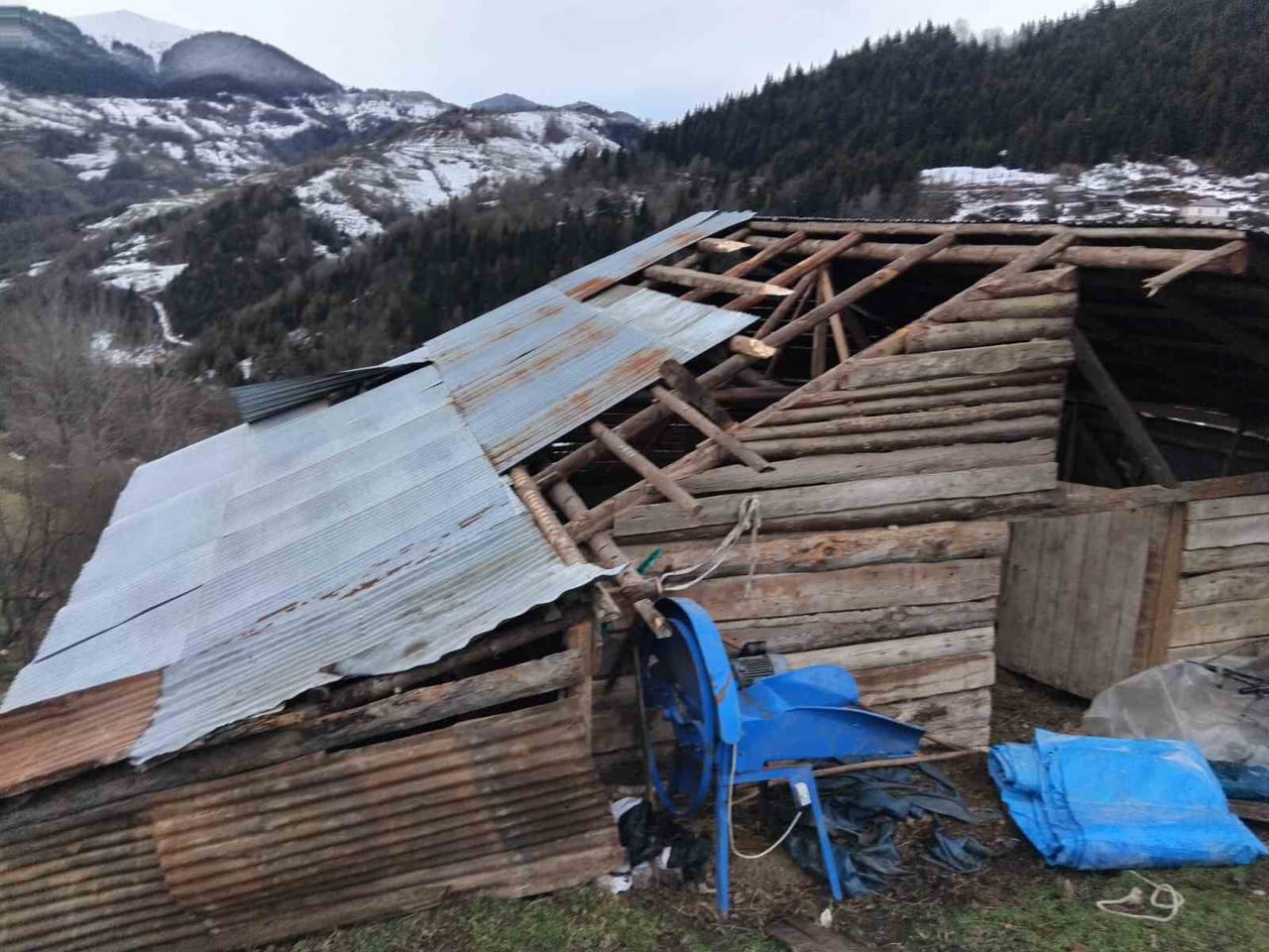 GİRESUN’DA ETKİLİ OLAN KUVVETLİ FIRTINA, YAVUZKEMAL BELDESİ’NDE SERALAR İLE BAZI OBALARDA BULUNAN...