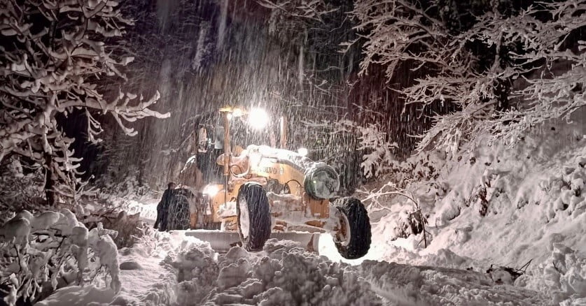 GİRESUN’DA ETKİSİNİ ARTIRARAK DEVAM EDEN YOĞUN KAR YAĞIŞI, HAYATI DURMA NOKTASINA GETİRDİ. ŞEHİR...