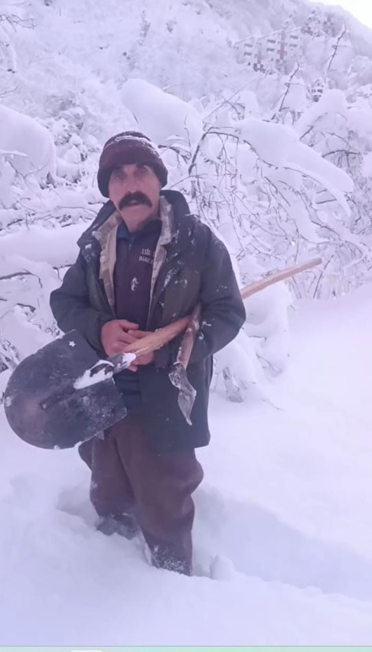 GİRESUN’UN ÇANAKÇI İLÇESİNDE YOĞUN KAR YAĞIŞI NEDENİYLE ZOR DURUMDA KALAN HÜSEYİN KIR...
