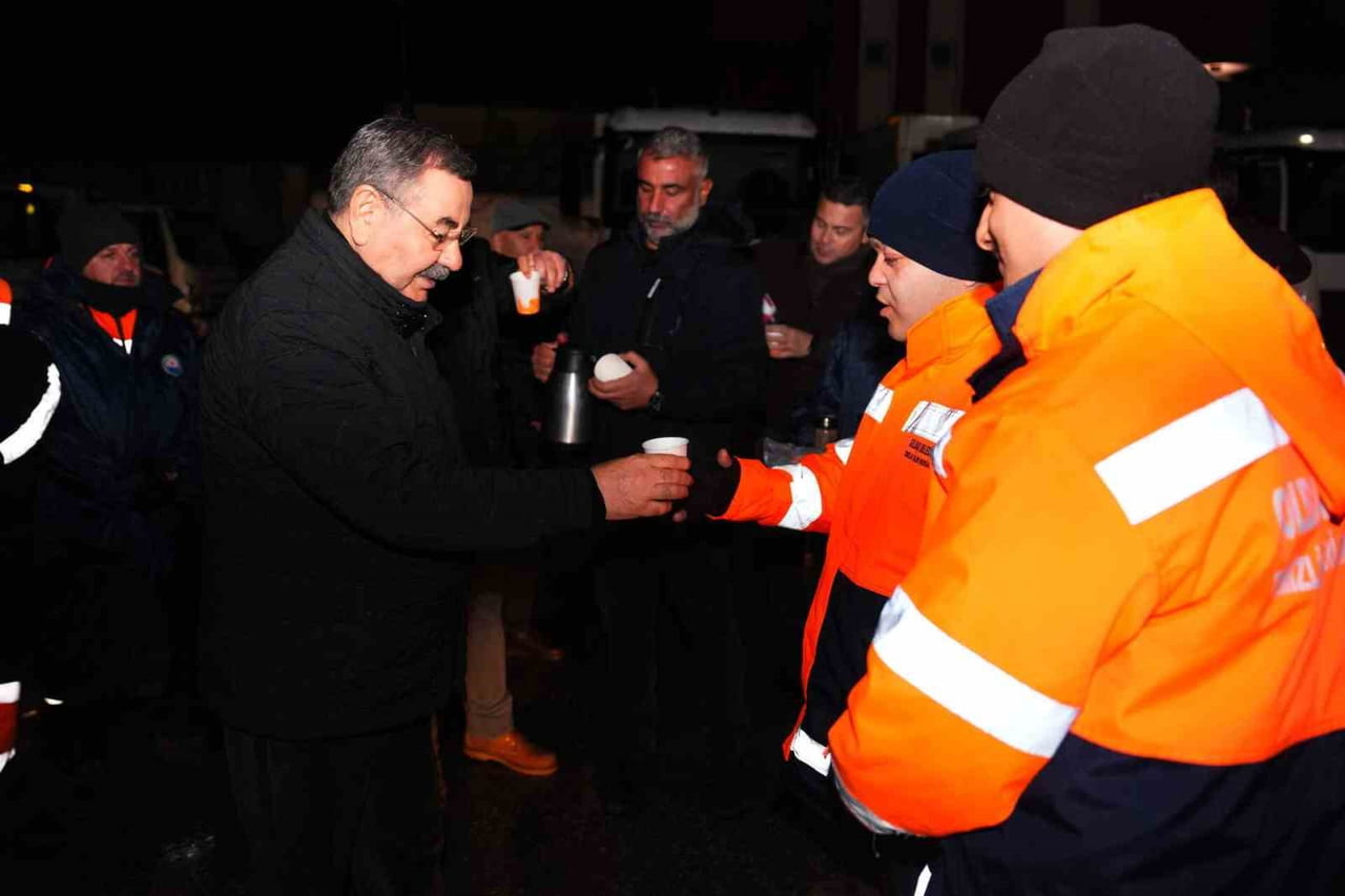 GÖLBAŞI BELEDİYE BAŞKANI YAKUP ODABAŞI, KAR YAĞIŞININ ARDINDAN GECE GÜNDÜZ DEMEDEN KAR KÜREME VE...