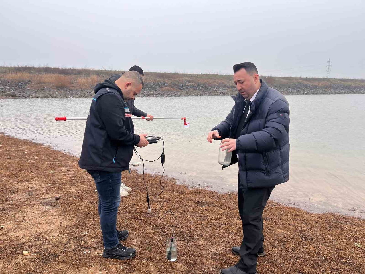 GÖLETTE ÇOK SAYIDA BALIĞIN TELEF OLMASI, MAHALLE SAKİNLERİNDE ENDİŞEYE YOL AÇTI. EDİNİLEN...