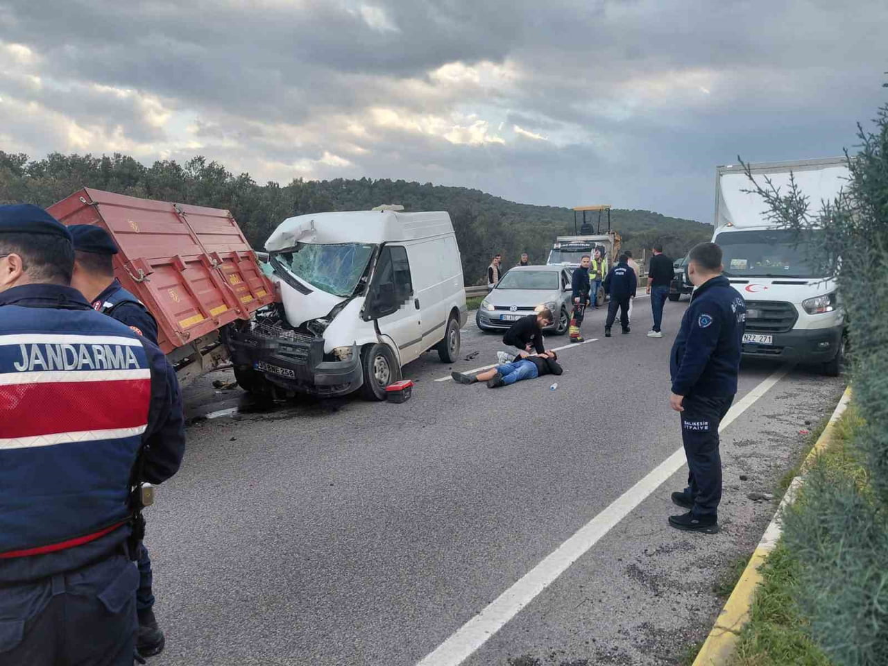 GÖMEÇ-KEREMKÖY RAMPASINDA TRAFİK KAZASI; 4 KİŞİ YARALI