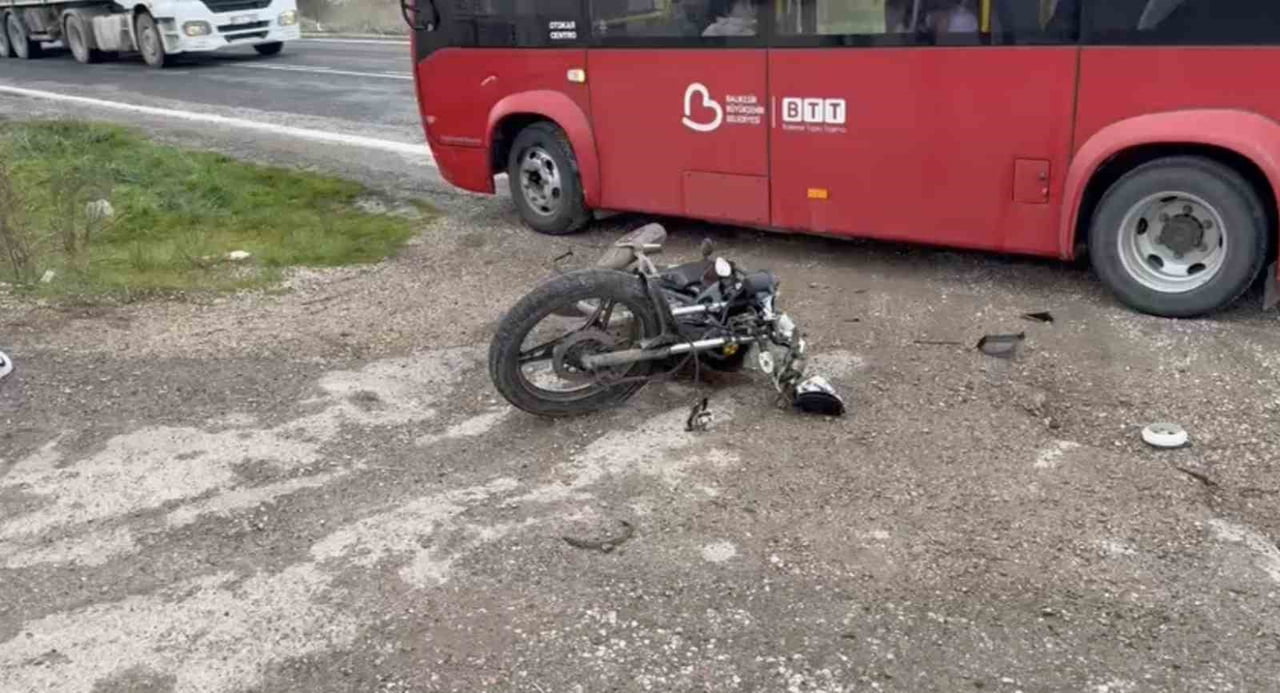GÖNEN’DE MİNİBÜS İLE MOTOSİKLET ÇARPIŞTI: 1 YARALI