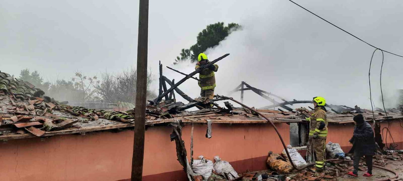 GÖNEN’DE MÜSTAKİL EV YANGINDA KULLANILAMAZ HALE GELDİ