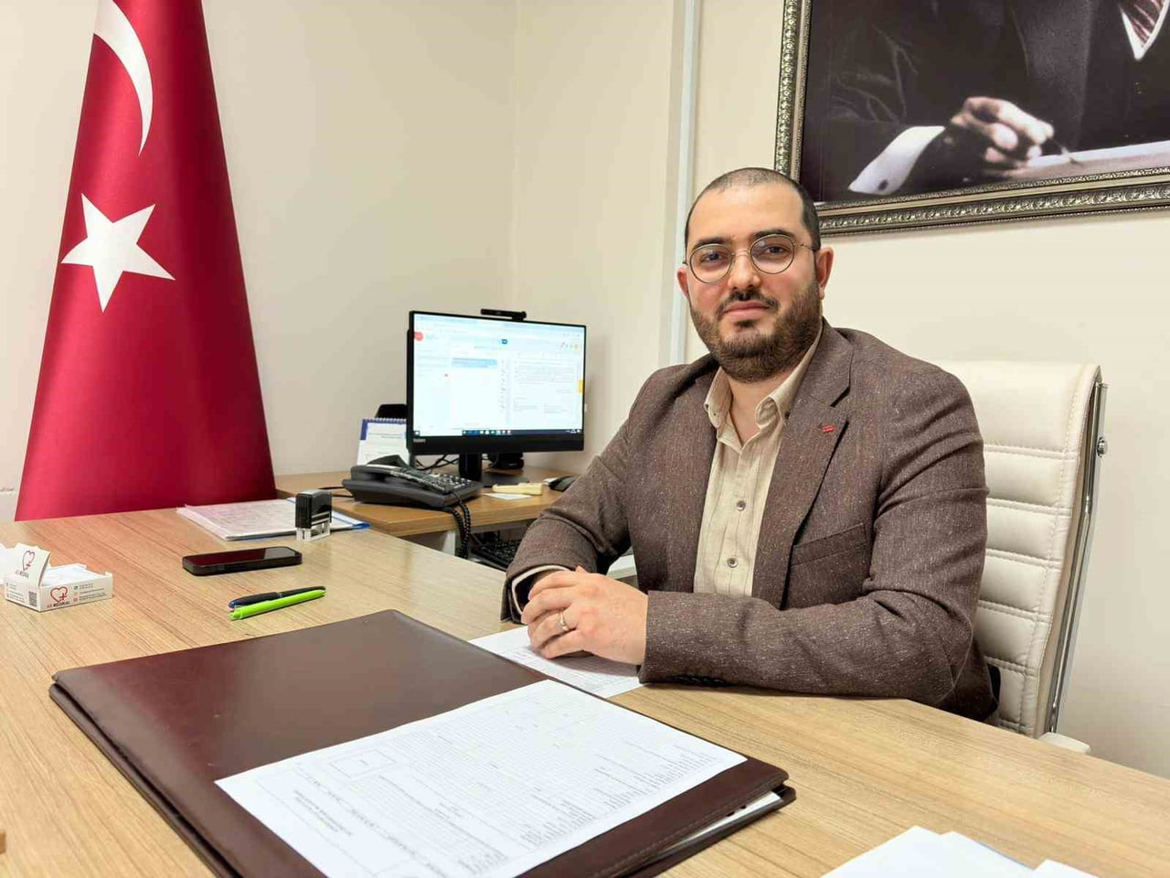 GÖRDES DEVLET HASTANESİ BAŞHEKİMLİĞİ GÖREVİNE ATANAN UZM. DR. BAHADIR ERDOĞAN, GÖREVİNE...