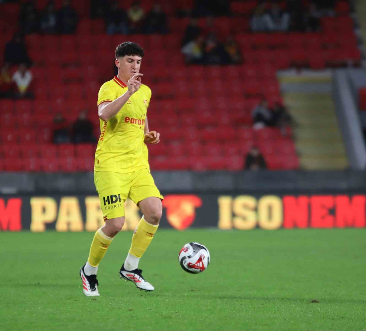 GÖZTEPE, GÜRSEL AKSEL STADYUMU’NDA OYNADIĞI HAZIRLIK MAÇINDA BULGARİSTAN TEMSİLCİSİ CSKA 1948’İ...