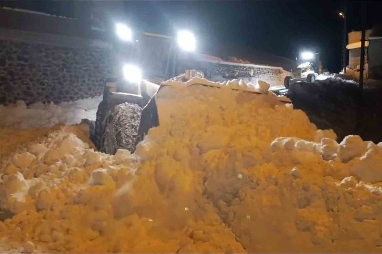 GÜMÜŞHANE'NİN YÜKSEK KESİMLERİNDE ETKİLİ OLAN YOĞUN KAR YAĞIŞI SONRASI İL ÖZEL İDARESİ EKİPLERİNİN...