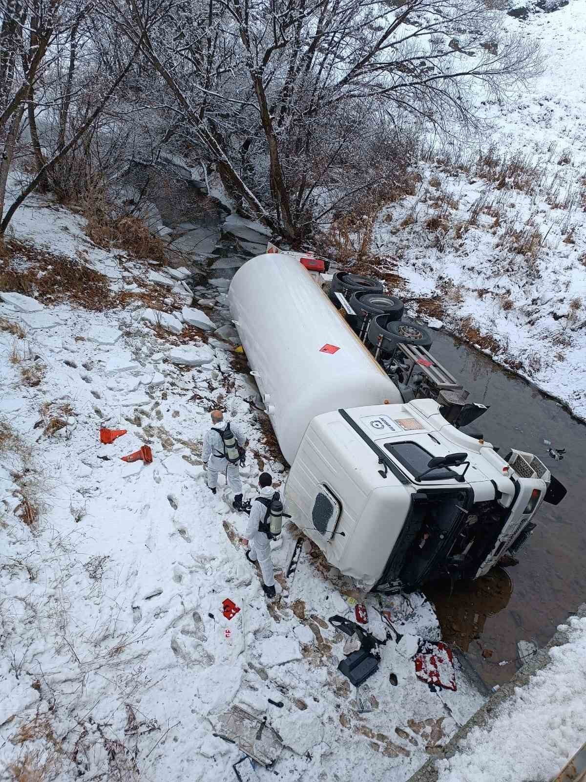 GÜMÜŞHANE’DE BUZLANAN YOLDA KONTROLDEN ÇIKAN LPG YÜKLÜ TANKER DERE YATAĞINA DEVRİLDİ.