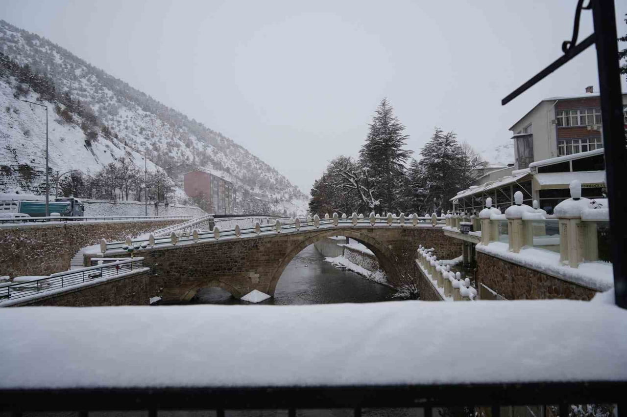 GÜMÜŞHANE’DE DÜN GECE ETKİSİNİ GÖSTEREN KAR YAĞIŞIYLA BİRLİKTE KENT MERKEZİNDE KAR KALINLIĞI 30...