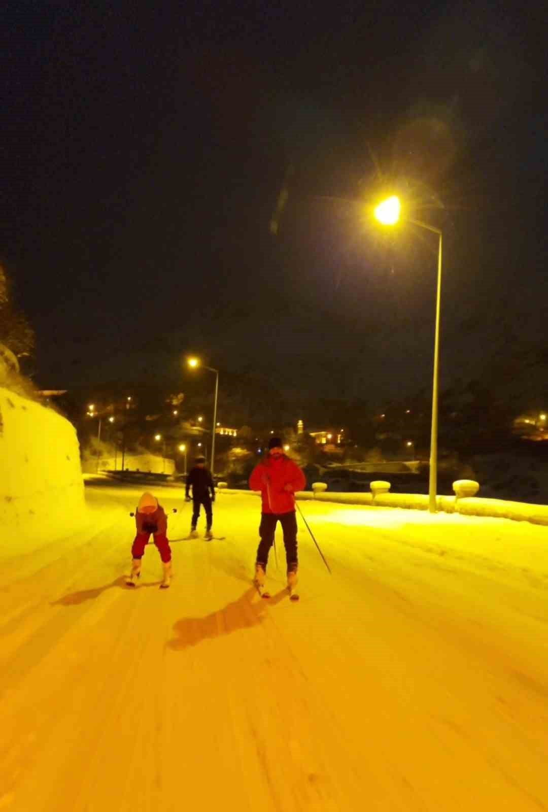 GÜMÜŞHANE’DE ETKİLİ OLAN KAR YAĞIŞINI FIRSATA ÇEVİREN KAYAKÇILAR, SÜLEYMANİYE MAHALLESİ’NDEN KENT...