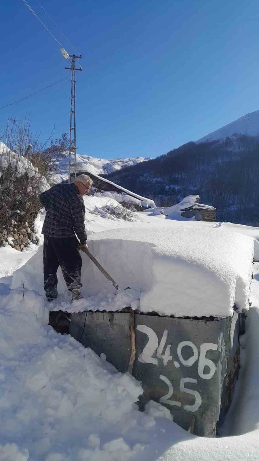 GÜMÜŞHANE GENELİNDE OCAK AYININ İLK GÜNLERİNDEN İTİBAREN ARALIKLARLA DEVAM EDEN YOĞUN KAR YAĞIŞI...