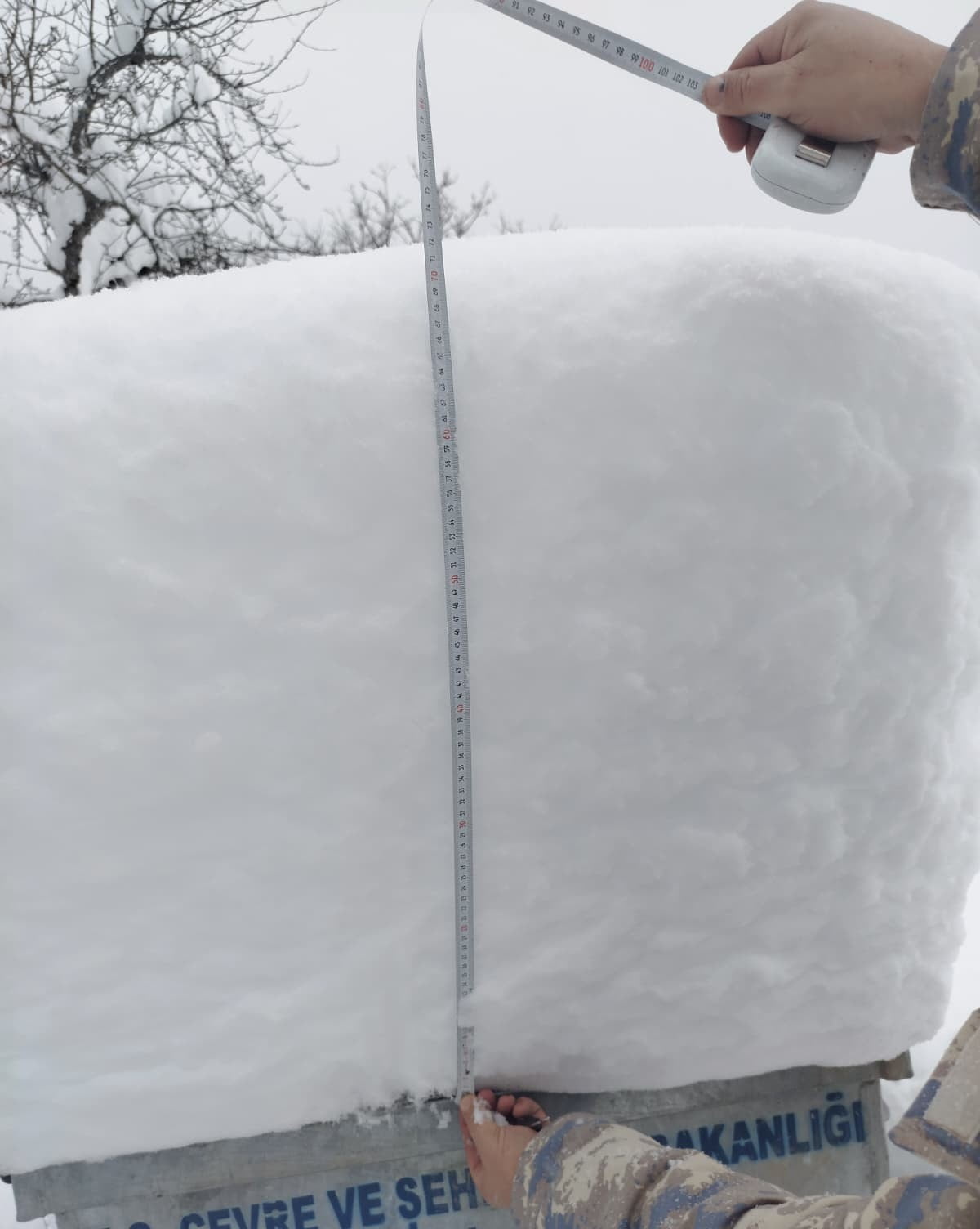 GÜMÜŞHANE’NİN KÜRTÜN İLÇESİNE BAĞLI ÖZKÜRTÜN BELDESİNDE KALINLIĞI 1 METREYİ BULAN KAR YAĞIŞI...