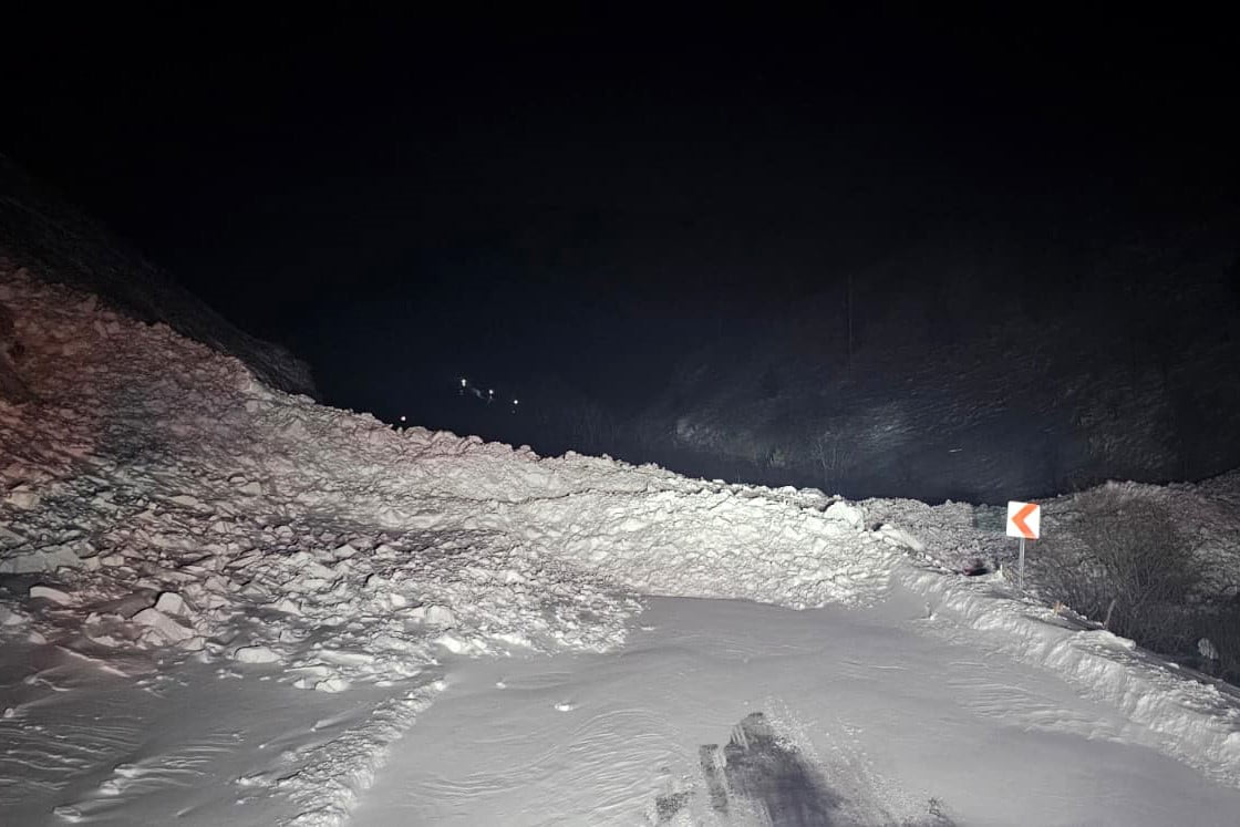 GÜMÜŞHANE’NİN YÜKSEK KESİMLERİNDE ETKİLİ OLAN YOĞUN KAR YAĞIŞININ ARDINDAN YAĞMURDERE YOLUNA ÇIĞ...