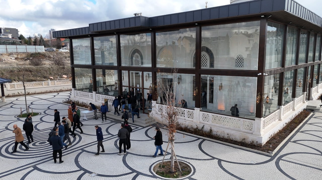 GÜNEŞ PANELLERİ İLE KENDİ ENERJİSİNİ ÜRETEN ANKARA'NIN ÇANKAYA İLÇESİNDEKİ SÜLEYMAN BÖLÜNMEZ...