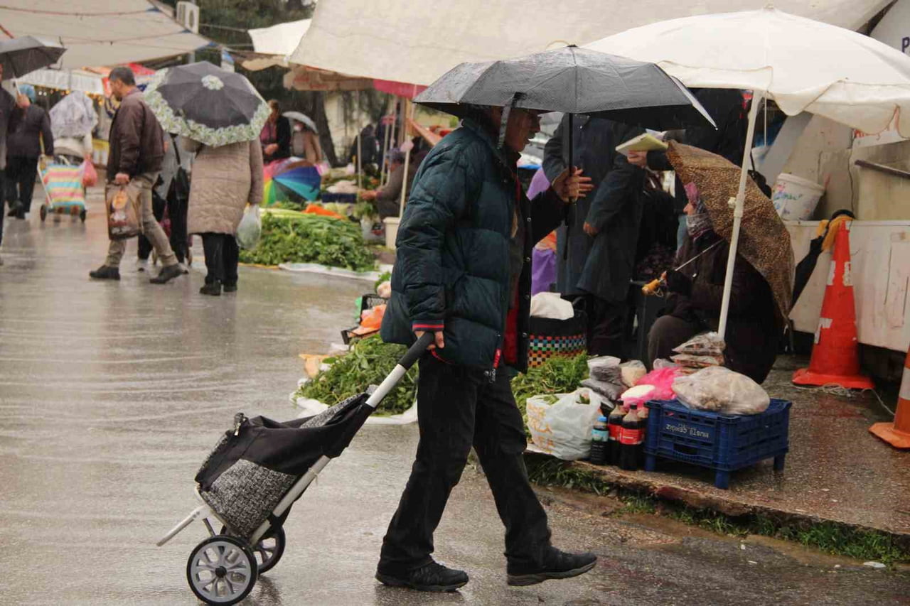 GÜNLERDİR ETKİSİNİ ARTIRARAK SÜRDÜREN SAĞANAK YAĞIŞ, MENTEŞE PERŞEMBE PAZARI’NDA TEZGAHLARI...