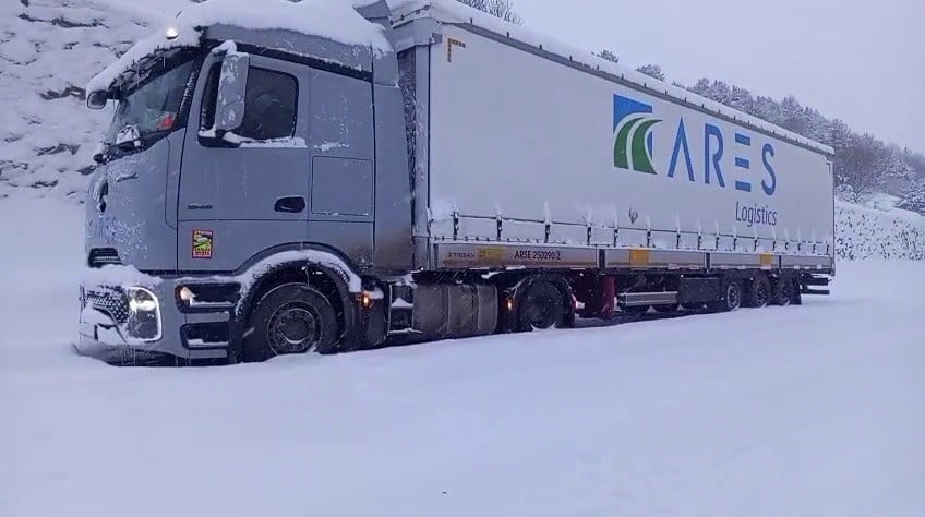 GÜRCİSTAN’DAN DÖNERKEN ARDAHAN POSOF ILGAR DAĞINDA MAHSUR KALAN TIRLAR KURTARILMAYI BEKLİYOR.
