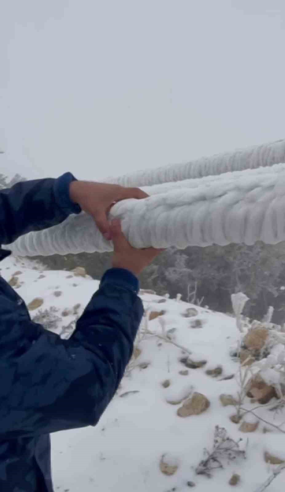 GÜVENLİ VE KESİNTİSİZ ENERJİ İÇİN SAHADA OLAN TOROSLAR EDAŞ EKİPLERİ, DİREKLERİN YIKILDIĞI...