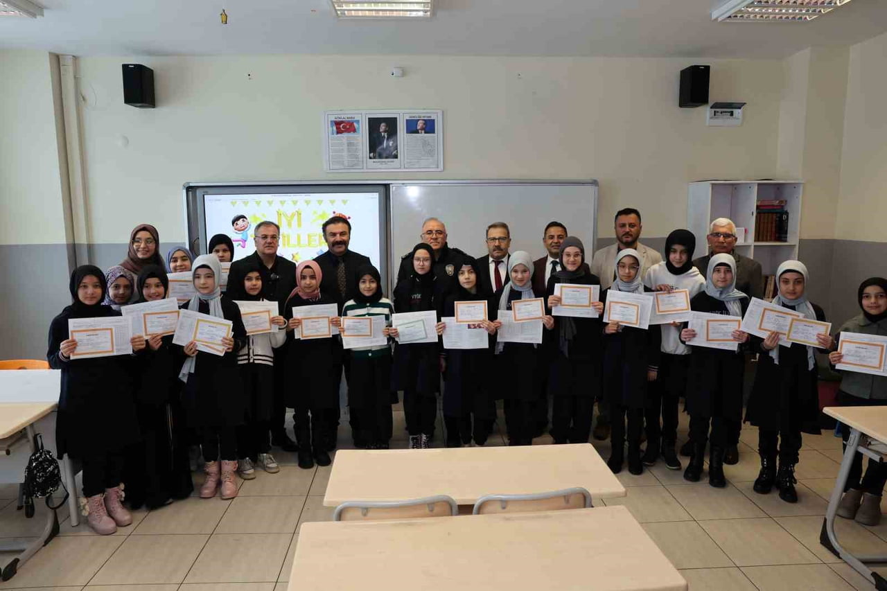 HACILAR BELEDİYE BAŞKANI BİLAL ÖZDOĞAN; KARNE GÜNÜNDE ÖĞRENCİLERİN MUTLULUĞUNU PAYLAŞARAK ONLARIN...