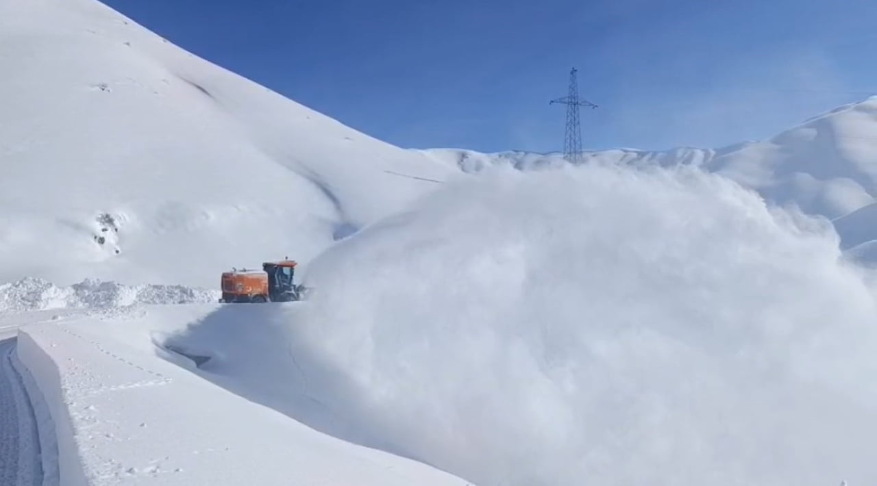 HAKKARİ'DE ETKİLİ OLAN KAR YAĞIŞININ ARDINDAN KAPANAN 295 YERLEŞİM BİRİMİ YOLUNDAN 294'Ü, İL ÖZEL...