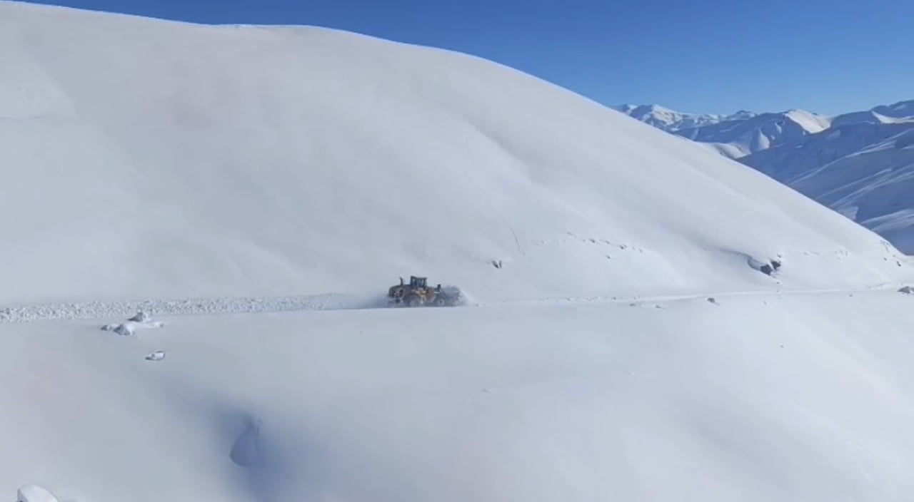 HAKKARİ'DE ETKİLİ OLAN YOĞUN KAR YAĞIŞI NEDENİYLE 357 YERLEŞİM YERİNİN YOLU ULAŞIMA...