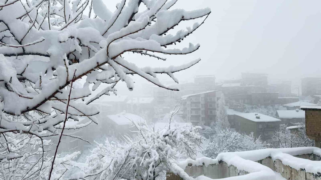 HAKKARİ'DE KAR KALINLIĞI YÜKSEK KESİMLERDE 3, ŞEHİR MERKEZİNDE İSE 2 METREYİ BULDU.