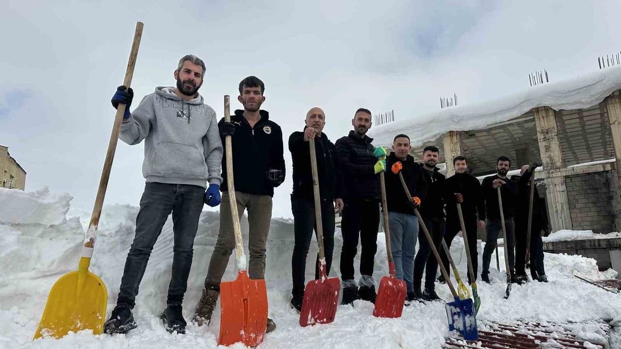 HAKKARİ'NİN YÜKSEKOVA İLÇESİNDE ETKİLİ OLAN YOĞUN KAR YAĞIŞININ ARDINDAN BİR ALIŞVERİŞ MERKEZİNİN...