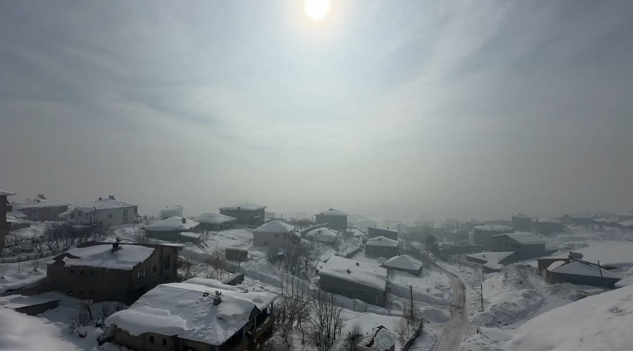 HAKKARİ'NİN YÜKSEKOVA İLÇESİNDE ETKİLİ OLAN YOĞUN SİS, HAVA ULAŞIMINDA AKSAMALARA VE SEFER...