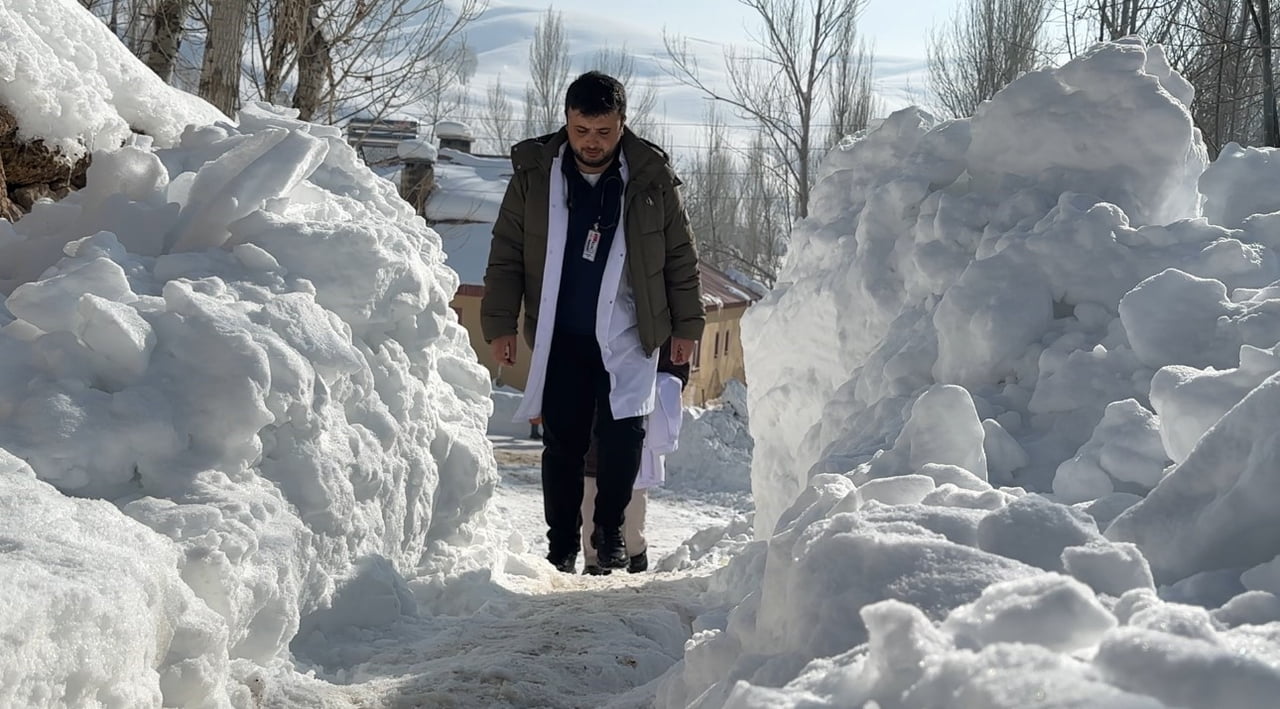 HAKKARİ'NİN YÜKSEKOVA İLÇESİNDE KAR KALINLIĞININ 1,5 METREYİ BULDUĞU KÖYE GİDEN MOBİL SAĞLIK...