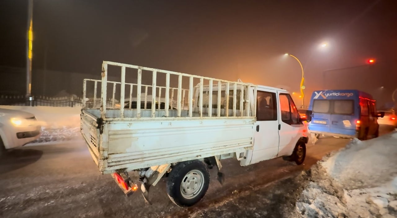 HAKKARİ'NİN YÜKSEKOVA İLÇESİNDE YAŞANAN ÇETİN KIŞ ŞARTLARI NEDENİYLE HAVA SICAKLIĞININ SIFIRIN...