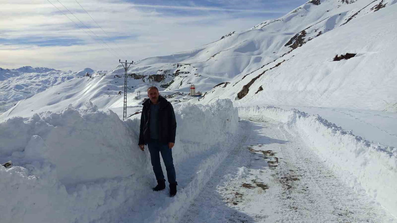 HAKKARİ BELEDİYESİ SU ARIZA EKİPLERİ, 3 BİN 500 RAKIMDA BULUNAN BERÇELAN YAYLASI İSTİKAMETİNDEKİ...