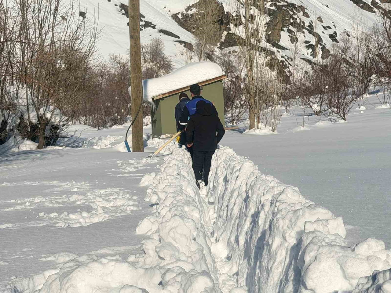 HAKKARİ BELEDİYESİ SU ARIZA EKİPLERİ, MERZAN MAHALLESİ’NDE SONDAJ SUYU POMPASININ ARIZALANMASI...