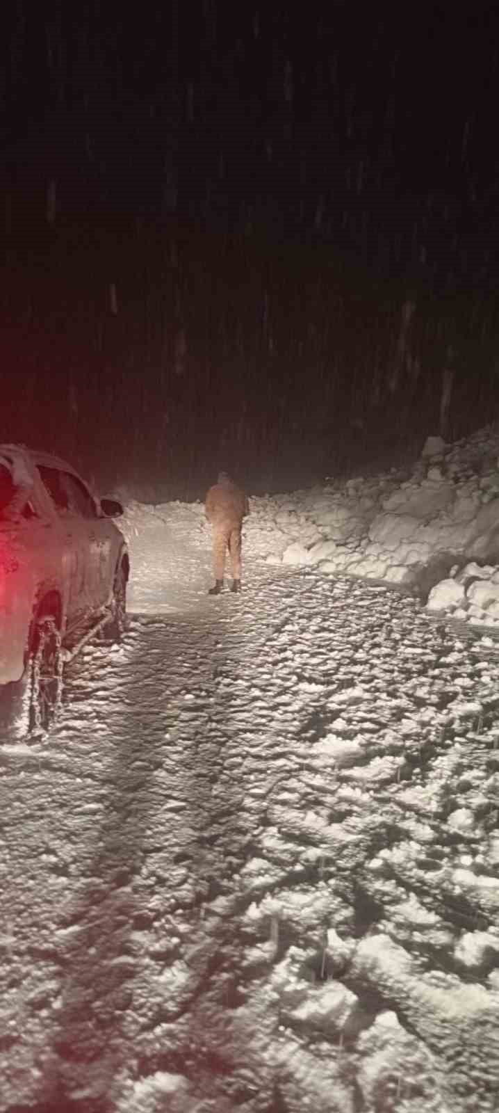 HAKKARİ’DE ÇANAKLI KÖYÜ TÜNEL CİVARINDA AKŞAM SAATLERİNDE MEYDANA GELEN ÇIĞ NEDENİYLE YOL ULAŞIMA...