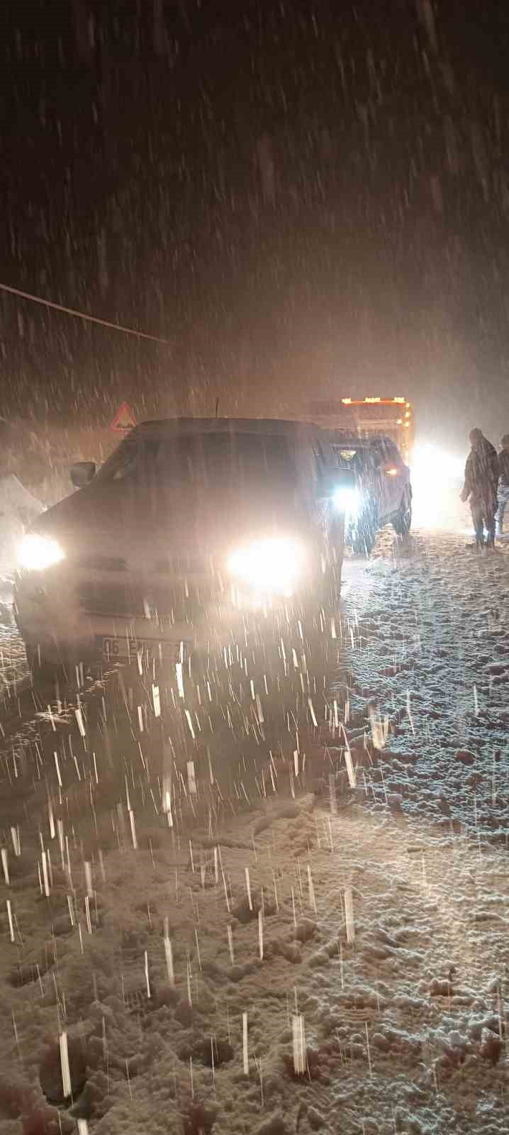 HAKKARİ’DE ÇANAKLI KÖYÜ TÜNEL CİVARINDA AKŞAM SAATLERİNDE MEYDANA GELEN ÇIĞ NEDENİYLE YOL ULAŞIMA...