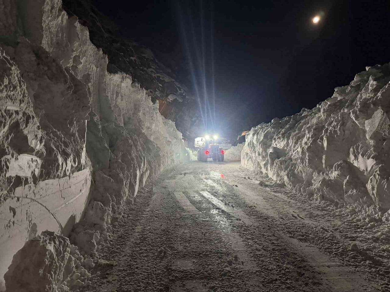 HAKKARİ’DE DAĞDAN KOPAN İKİ AYRI ÇIĞIN DÜŞMESİ SONUCU ULAŞIMA KAPANAN HAKKARİ-VAN KARAYOLU...