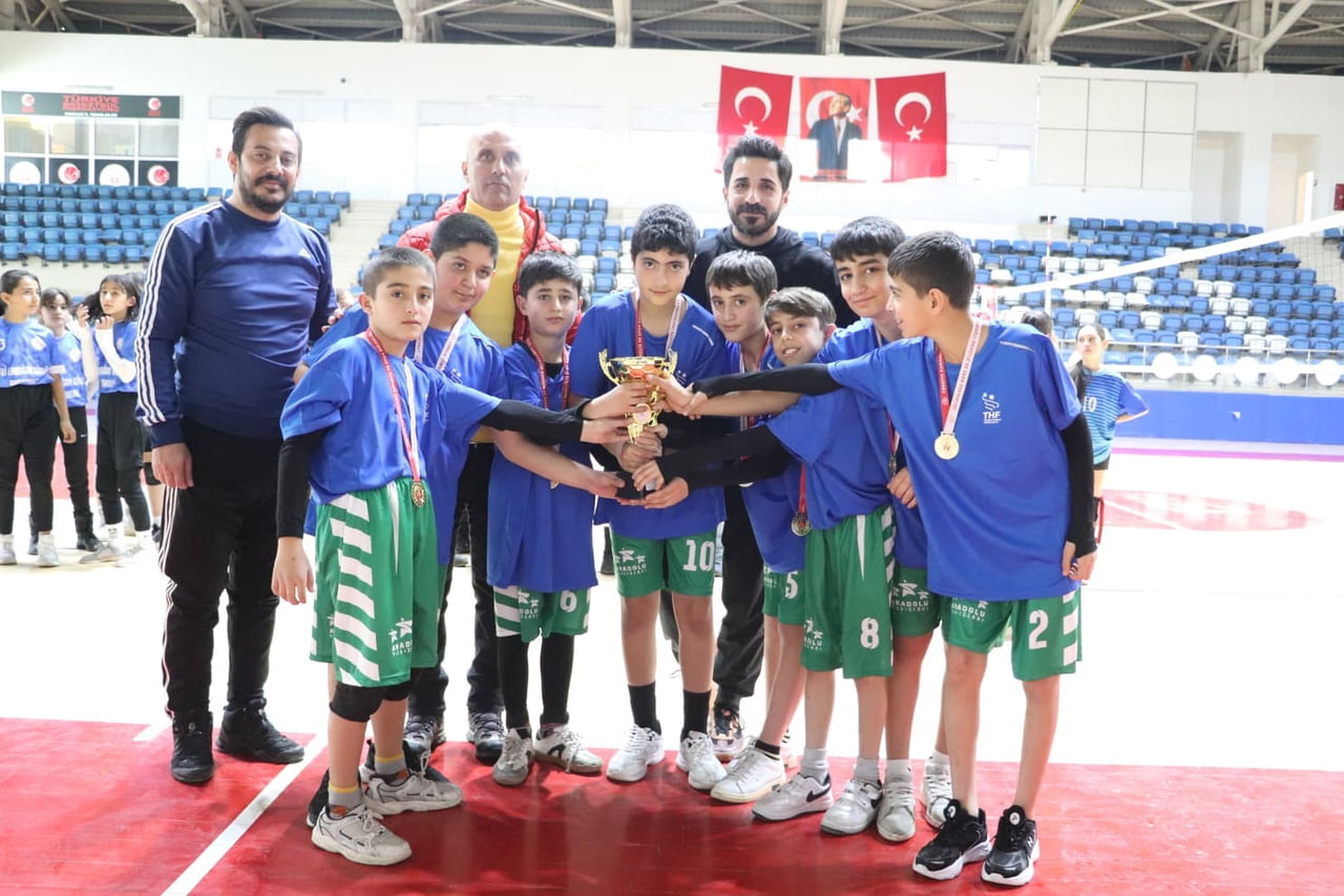 HAKKÂRİ’DE DÜZENLENEN OKUL SPORLARI KÜÇÜK KIZLAR VE ERKEKLER VOLEYBOL İL BİRİNCİLİĞİ MÜSABAKALARI...