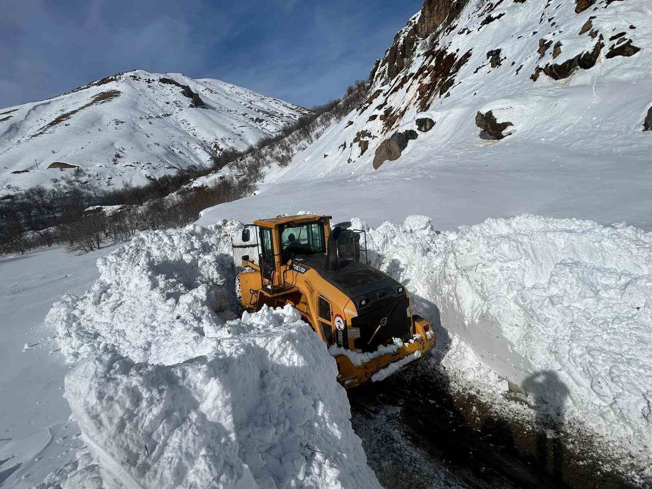 HAKKARİ’DE ETKİLİ OLAN YOĞUN KAR YAĞIŞI NEDENİYLE İL GENELİNDE 353 YERLEŞİM YERİNİN YOLU ULAŞIMA...