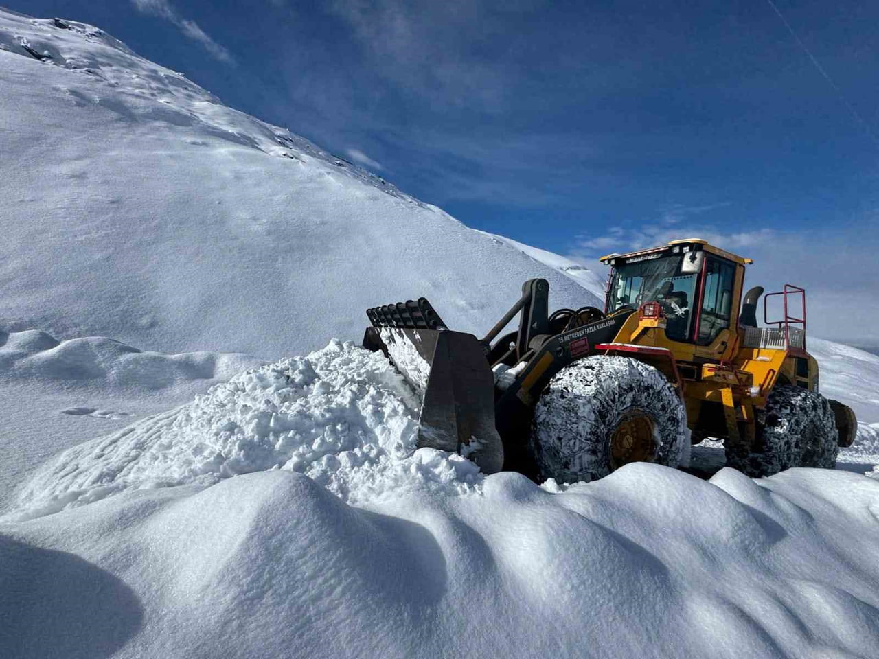 HAKKARİ’DE ETKİLİ OLAN YOĞUN KAR YAĞIŞI SONRASI İL GENELİNDE KAPANAN 172 YERLEŞİM YOLUNUN AÇILMA...