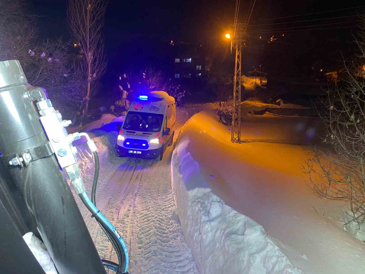 HAKKARİ’DE YOĞUN KAR YAĞIŞI NEDENİYLE YOLDA İLERLEMEKTE GÜÇLÜK ÇEKEN HASTA TAŞIYAN AMBULANSIN...