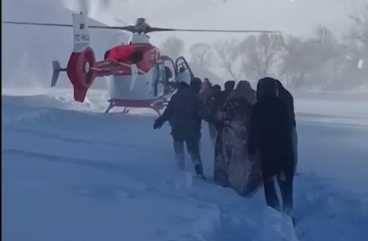 HAKKARİ İL MERKEZİ VE İLÇELERİNDE ETKİLİ OLAN YOĞUN KAR YAĞIŞI VE TİPİ NEDENİYLE 180 SANTİMETREYİ...