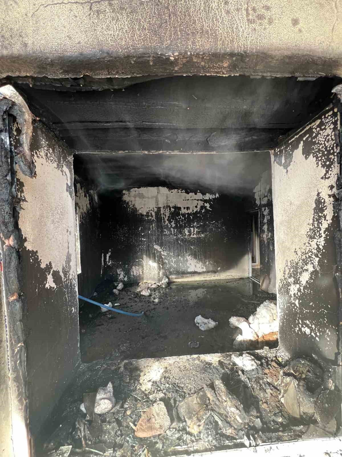 HAKKARİ’NİN DERECİK İLÇESİNDE BİR EVDE ÇIKAN YANGIN PANİĞE NEDEN OLDU. YANGINDA CAN KAYBI...