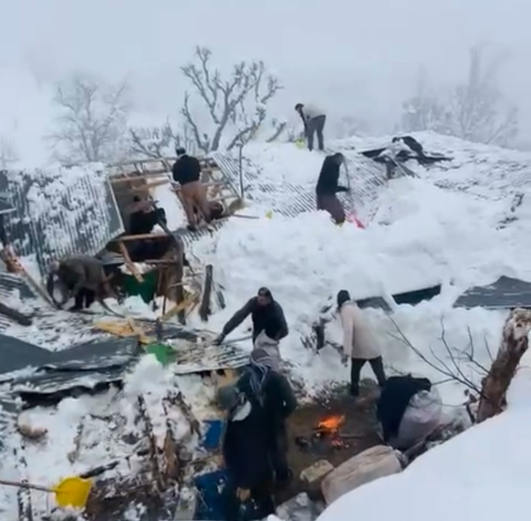 HAKKÂRİ’NİN DERECİK İLÇESİNE BAĞLI GELİŞEN KÖYÜNÜN ARALIK MEZRASINDA ETKİLİ OLAN YOĞUN...