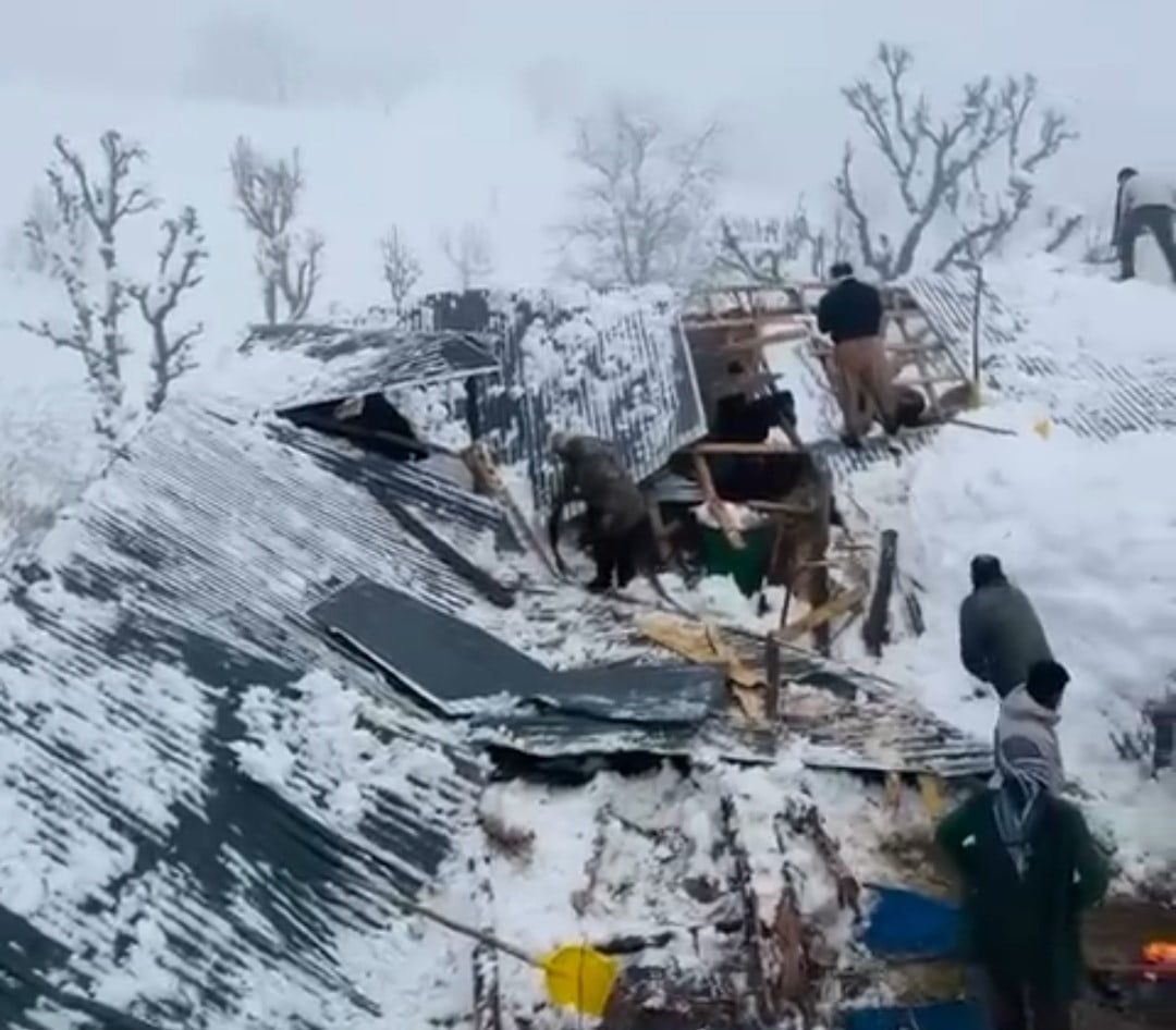 HAKKÂRİ’NİN DERECİK İLÇESİNE BAĞLI GELİŞEN KÖYÜNÜN ARALIK MEZRASINDA ETKİLİ OLAN YOĞUN...