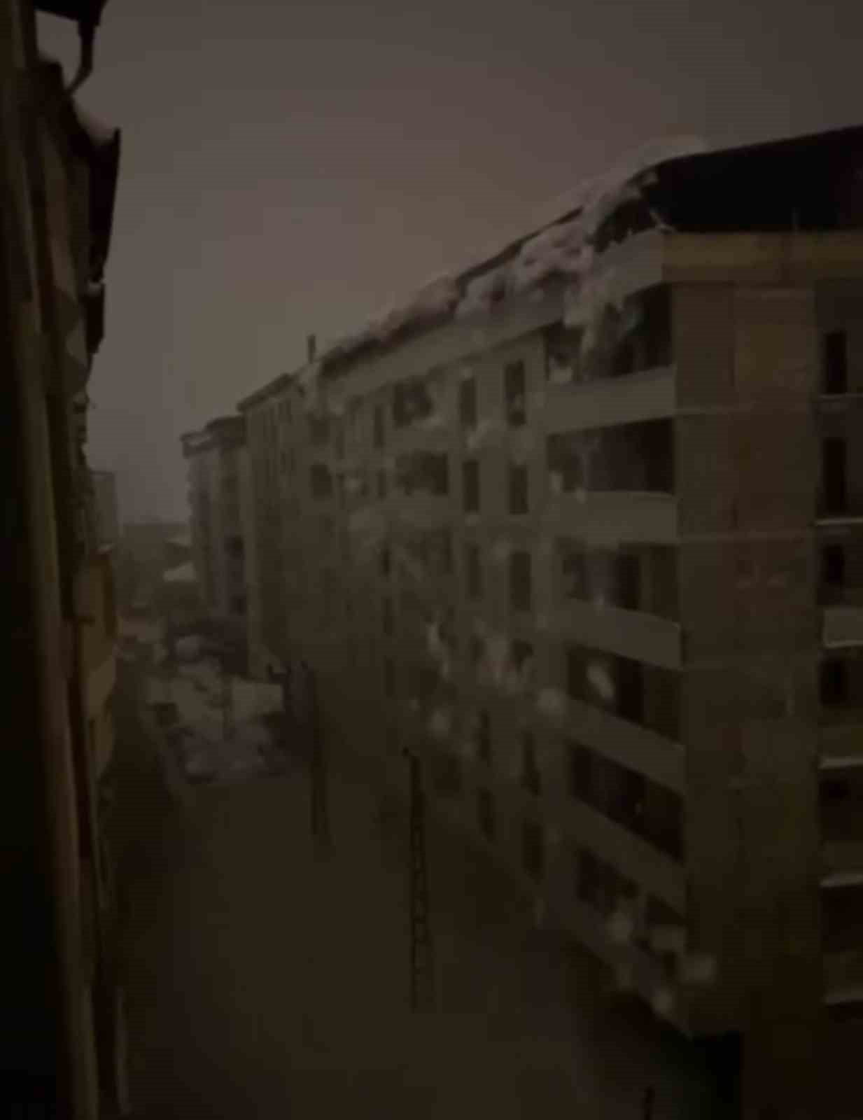 HAKKARİ’NİN ŞEMDİNLİ İLÇESİNDE BİR BİNANIN ÇATISINDA BİRİKEN DEV KAR KÜTLESİNİN ELEKTRİK...