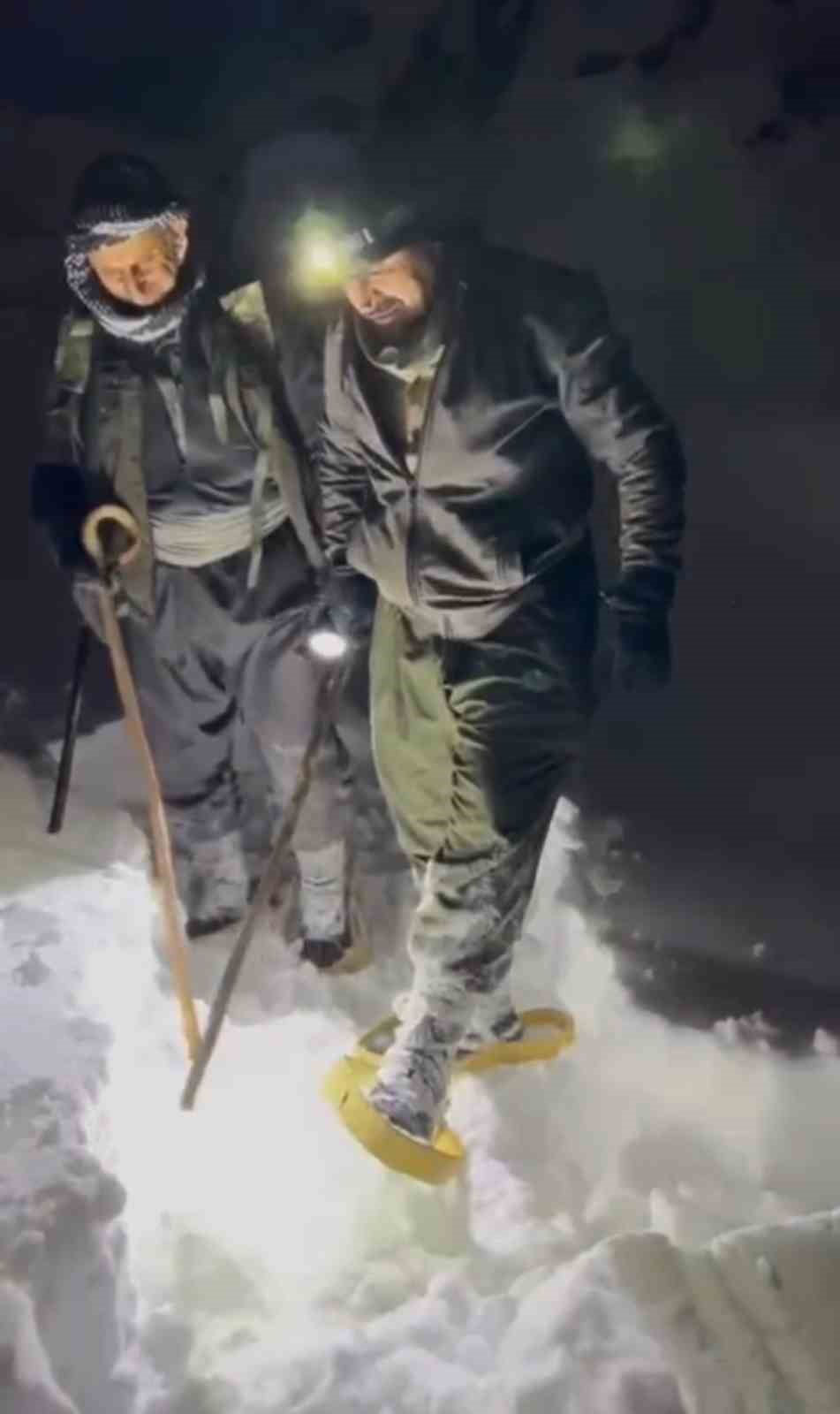 HAKKARİ’NİN ŞEMDİNLİ İLÇESİNDE KARLA MÜCADELE YÜRÜTEN İŞ MAKİNESİ ARIZALANINCA, KÖY MUHTARI VE...