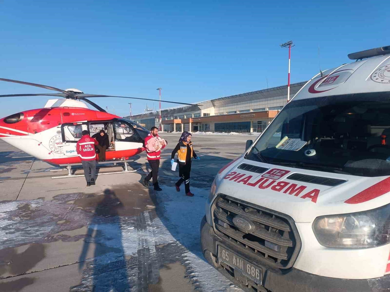 HAKKARİ’NİN ŞEMDİNLİ İLÇESİNDE SICAK SU YANIĞI NEDENİYLE VÜCUDUNUN ÇEŞİTLİ BÖLGELERİNDE AĞIR...