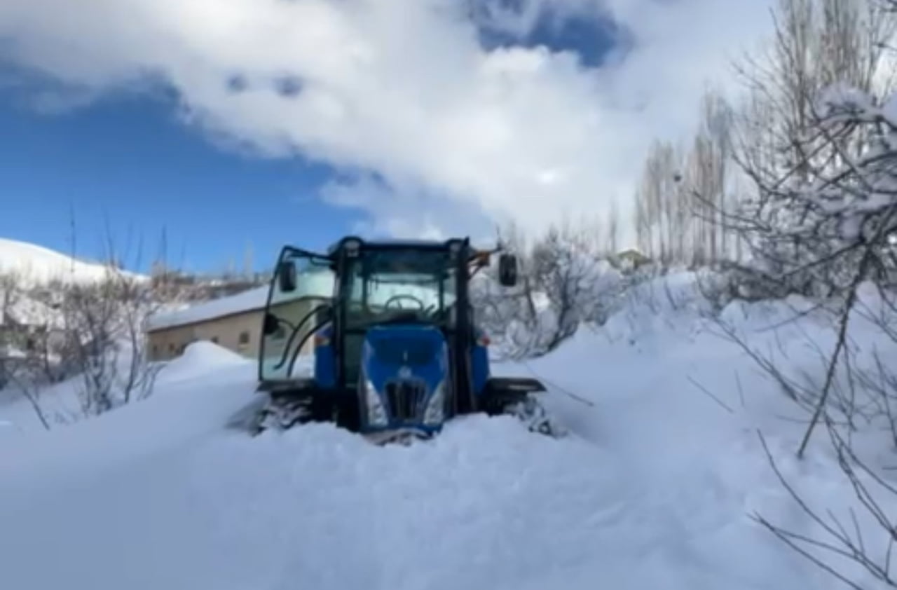 HAKKARİ’NİN YÜKSEKOVA İLÇESİNDE BİR HAFTADIR ETKİLİ OLAN YOĞUN KAR YAĞIŞI ULAŞIMDA AKSAMALARA...